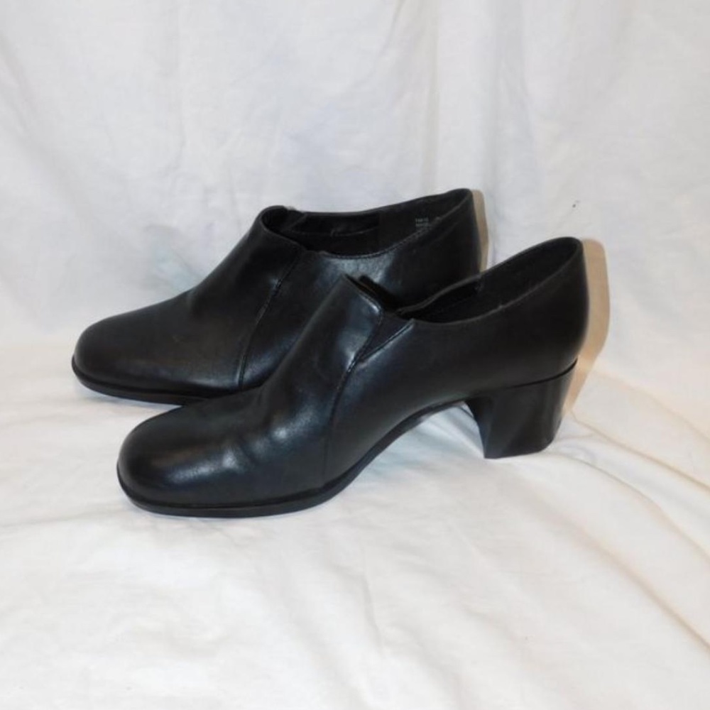 Clark's Black Low-Rise Slip-On Booties (Size 6 Women's) with Short Heel
